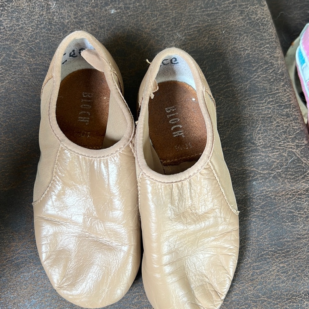 Girls leather dance shoes